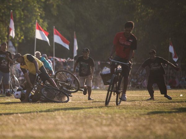 Seru Banget, Potret Balap Sepeda Onthel dengan Bronjong di Sukoharjo