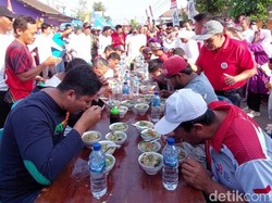 Seru! Adu Cepat Makan Soto Panas Meriahkan Agustusan di Boyolali