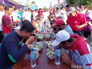 Seru! Adu Cepat Makan Soto Panas Meriahkan Agustusan di Boyolali Seru! Adu Cepat Makan Soto Panas Meriahkan Agustusan di Boyolali