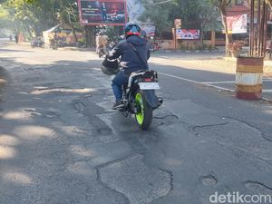 Waspada Deretan Lubang di Jalan Martanegara Bandung