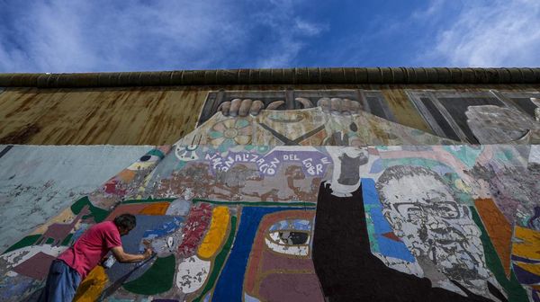 Melihat Restorasi Mural Mantan Presiden Salvador di Santiago