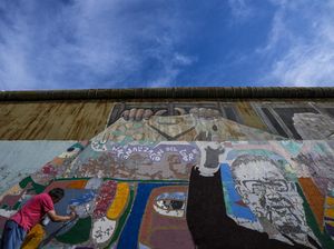 Melihat Restorasi Mural Mantan Presiden Salvador di Santiago