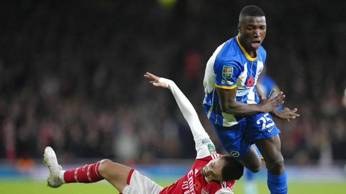 Arsenals Fabio Vieira, bottom, challenges for the ball with Brightons Moises Caicedo during the English League Cup third round soccer match between Arsenal and Brighton and Hove Albion at the Emirates stadium in London, Wednesday, Nov. 9, 2022. (AP Photo/Kirsty Wigglesworth)