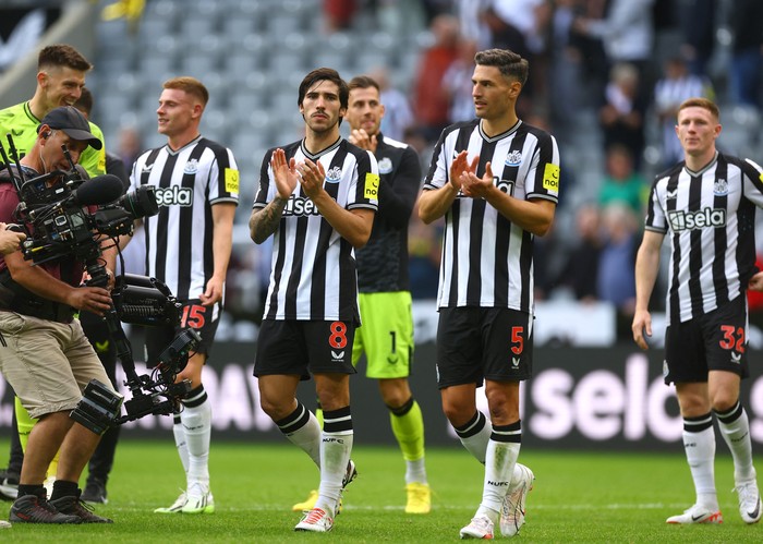 Soccer Football - Premier League - Newcastle United v Aston Villa  - St James Park, Newcastle, Britain - August 12, 2023 Newcastle Uniteds Sandro Tonali and Fabian Schar celebrate after the match Action Images via Reuters/Lee Smith EDITORIAL USE ONLY. No use with unauthorized audio, video, data, fixture lists, club/league logos or live services. Online in-match use limited to 75 images, no video emulation. No use in betting, games or single club /league/player publications.  Please contact your account representative for further details.