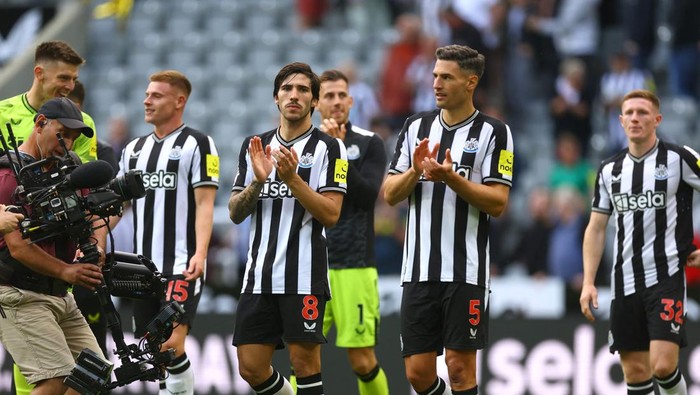 Soccer Football - Premier League - Newcastle United v Aston Villa  - St James Park, Newcastle, Britain - August 12, 2023 Newcastle Uniteds Sandro Tonali and Fabian Schar celebrate after the match Action Images via Reuters/Lee Smith EDITORIAL USE ONLY. No use with unauthorized audio, video, data, fixture lists, club/league logos or live services. Online in-match use limited to 75 images, no video emulation. No use in betting, games or single club /league/player publications.  Please contact your account representative for further details.
