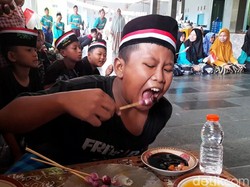 Kocak! Begini Ekspresi Para Santri Tegal Lomba Makan Sate Bawang Mentah