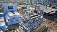 Potret Pemakaman Keluarga Beda Agama di Situbondo