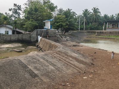 Ngeri, Waduk Cicinta di Lebak Kian Menyusut