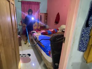 Ular Kobra Masuk Kamar Tidur Warga di Barito Utara, Damkar Evakuasi Ular Kobra Masuk Kamar Tidur Warga di Barito Utara, Damkar Evakuasi