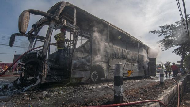 Sebuah bus pariwisata terbakar di jalan Solo-Yogyakarta, Sukoharjo, Jawa Tengah, Minggu (13/8/2023). Tidak ada korban jiwa dalam peristiwa tersebut dan polisi masih menyelidiki penyebab kebakaran. ANTARA FOTO/Aloysius Jarot Nugroho/YU