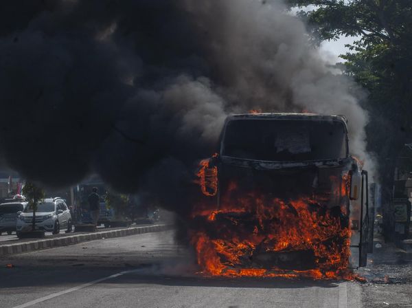 Potret Bus Wisata Hangus Terbakar di Jalan  Utama Solo-Yogyakarta