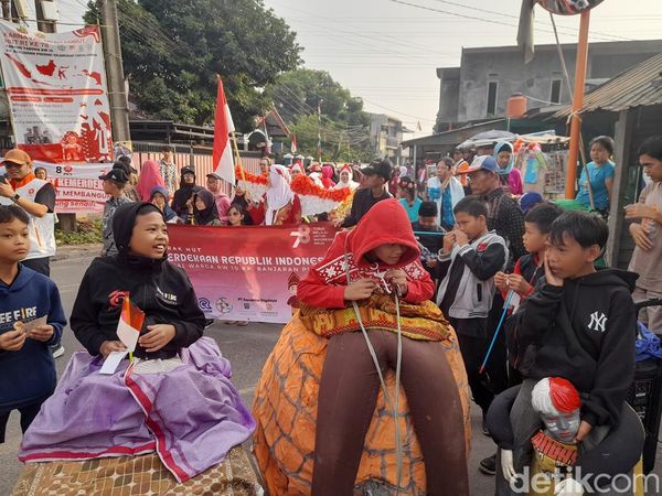 Ratusan Warga RW 10 di Depok Gelar Karnaval Kemerdekaan
