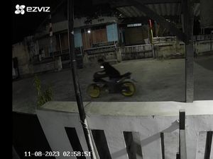 Terekam CCTV! ABG Sikat Motor Satria di Teras Warga Wedi Klaten