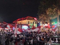 Ribuan Syekhermania Khidmat Lantunkan Zikir dan Selawat di Grahadi Surabaya