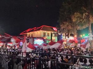 Ribuan Syekhermania Khidmat Lantunkan Zikir dan Selawat di Grahadi Surabaya Ribuan Syekhermania Khidmat Lantunkan Zikir dan Selawat di Grahadi Surabaya