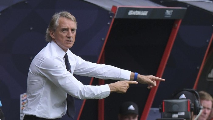Italy coach Roberto Mancini gives instructions from the side line during the Nations League third place soccer match between the Netherlands and Italy at De Grolsch Veste stadium in Enschede, Netherlands, Sunday, June 18, 2023. (AP Photo/Patrick Post)