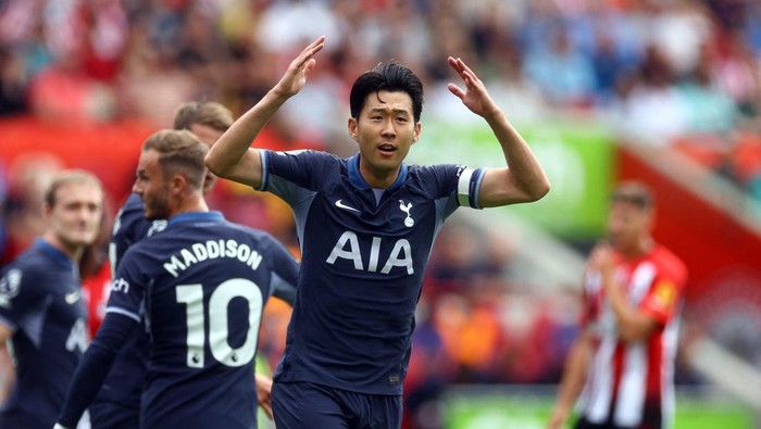 Soccer Football - Premier League - Brentford v Tottenham Hotspur - Brentford Community Stadium, London, Britain - August 13, 2023 Tottenham Hotspurs Son Heung-min celebrates after Cristian Romero scores their first goal Action Images via Reuters/Paul Childs EDITORIAL USE ONLY. No use with unauthorized audio, video, data, fixture lists, club/league logos or live services. Online in-match use limited to 75 images, no video emulation. No use in betting, games or single club /league/player publications.  Please contact your account representative for further details.