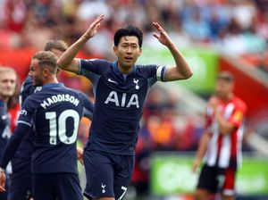 Debut Kapten Son: Beri Brentford Penalti, Diganti Lebih Dini Debut Kapten Son: Beri Brentford Penalti, Diganti Lebih Dini