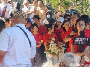 Kompak Pakai Kaus Merah di Pemakaman, Keluarga Djoko Pekik: Ini Kegembiraan Kompak Pakai Kaus Merah di Pemakaman, Keluarga Djoko Pekik: Ini Kegembiraan