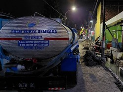 PDAM Surabaya Suplai Truk Tangki ke Warga Karangpilang yang Keluhkan Air Keruh