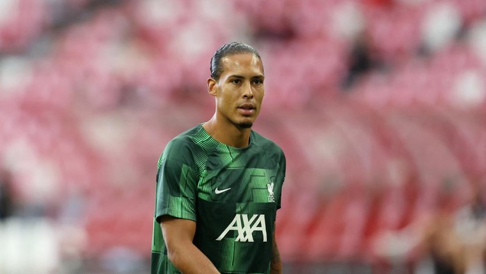Soccer Football - Pre-Season Friendly - Liverpool v Leicester City - National Stadium, Kallang, Singapore - July 30, 2023 Liverpools Virgil van Dijk during the warm up before the match REUTERS/Edgar Su