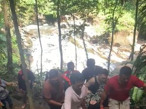 Cewek Cimahi Jatuh di Air Terjun Bali, Terpaksa Digotong Pakai Tandu Cewek Cimahi Jatuh di Air Terjun Bali, Terpaksa Digotong Pakai Tandu