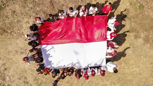 Aksi Bentangkan Bendera Merah Putih di Pelosok Nganjuk