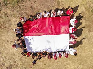 Aksi Bentangkan Bendera Merah Putih di Pelosok Nganjuk