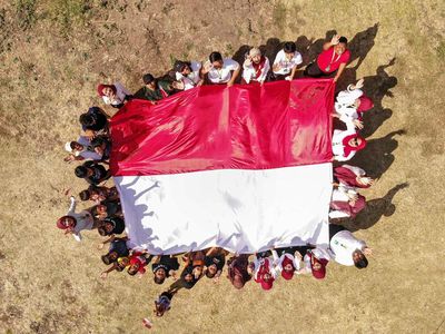 Aksi Bentangkan Bendera Merah Putih di Pelosok Nganjuk