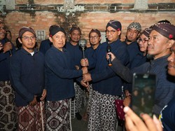 Anies Diberi Cakra Kotagede saat Ziarah ke Makam Raja Mataram