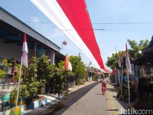 Penampakan Bendera Merah Putih Sepanjang 600 Meter di Sidoarjo