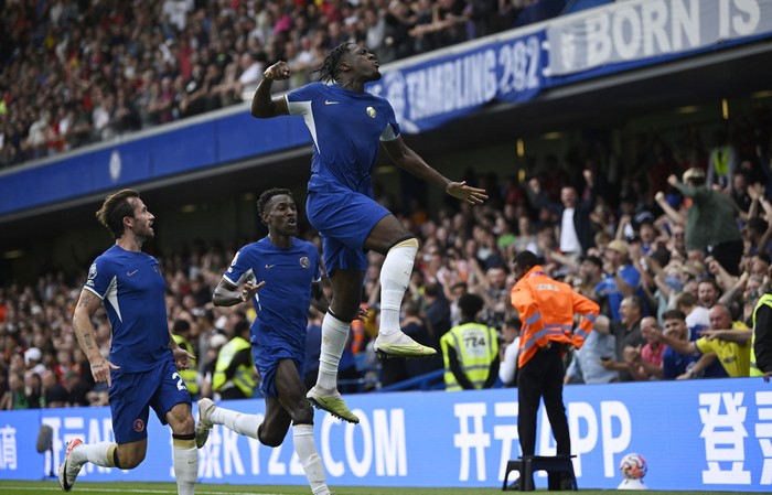 Soccer Football - Premier League - Chelsea v Liverpool - Stamford Bridge, London, Britain - August 13, 2023 Chelseas Axel Disasi celebrates scoring their first goal REUTERS/Tony Obrien EDITORIAL USE ONLY. No use with unauthorized audio, video, data, fixture lists, club/league logos or live services. Online in-match use limited to 75 images, no video emulation. No use in betting, games or single club /league/player publications.  Please contact your account representative for further details.