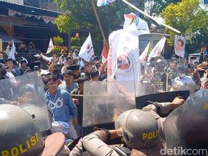 Sederet Fakta Kericuhan Massa Demo Tolak Rocky Gerung di Sampang Madura