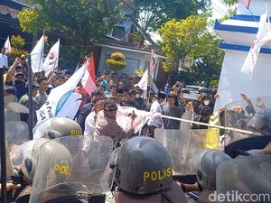 Ini Penyebab Demo Tolak Rocky Gerung di Sampang Ricuh