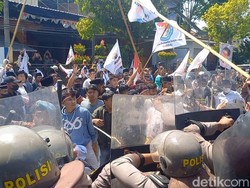 Demo Tolak Rocky Gerung di Sampang Ricuh, 2 Polisi Terluka