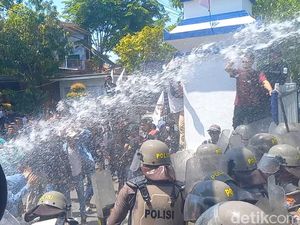 Gagal Bertemu Bupati, Demo Tolak Rocky Gerung di Sampang Dibubarkan Polisi Gagal Bertemu Bupati, Demo Tolak Rocky Gerung di Sampang Dibubarkan Polisi
