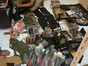 Kapolda Metro Sebut 18 Senjata-Bendera ISIS Disita di Rumah Pegawai KAI Kapolda Metro Sebut 18 Senjata-Bendera ISIS Disita di Rumah Pegawai KAI