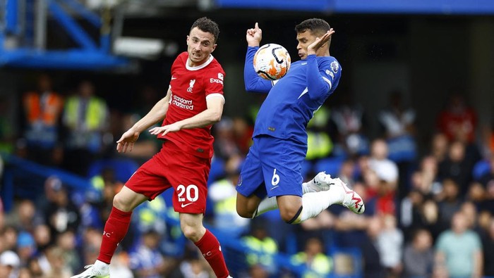 Soccer Football - Premier League - Chelsea v Liverpool - Stamford Bridge, London, Britain - August 13, 2023 Chelseas Thiago Silva in action with Liverpools Diogo Jota Action Images via Reuters/Peter Cziborra EDITORIAL USE ONLY. No use with unauthorized audio, video, data, fixture lists, club/league logos or live services. Online in-match use limited to 75 images, no video emulation. No use in betting, games or single club /league/player publications.  Please contact your account representative for further details.