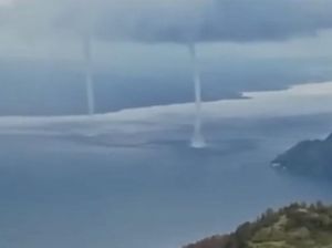 Geger Angin Puting Beliung Kembar Muncul di Danau Toba Geger Angin Puting Beliung Kembar Muncul di Danau Toba