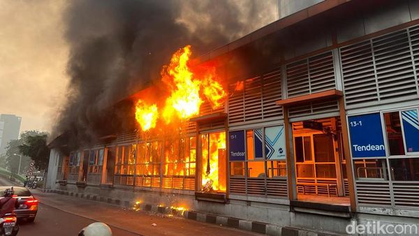 Potret Kobaran Api di Kebakaran Halte TransJakarta Tendean