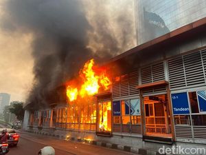 Penampakan Halte TransJakarta Tendean Terbakar Penampakan Halte TransJakarta Tendean Terbakar