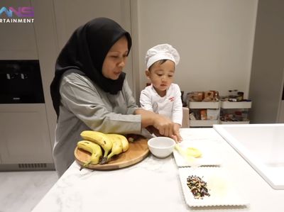Gemas! Aksi Rayyanza Cipung Masak Pisang Panggang Bareng Sus Rini