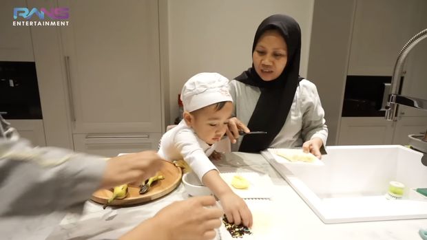Gemas! Aksi Rayyanza 'Cipung' Masak Pisang Panggang Bareng Sus Rini
