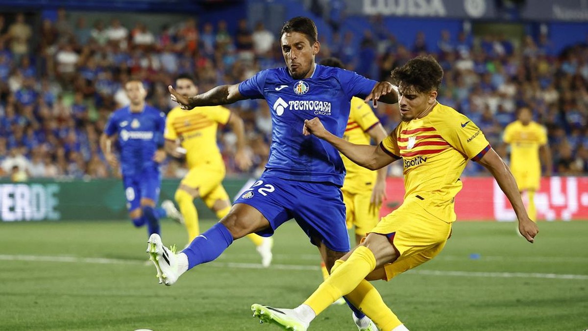 Damian Suarez (kiri) mencoba menghalau Abde Ezzalzouli. Foto: REUTERS/JUAN MEDINA