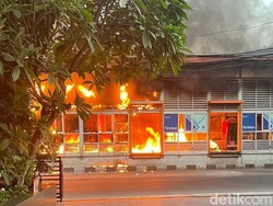 Halte TransJakarta Tendean Kebakaran, Damkar Meluncur