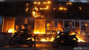 Pengendara +62, Nekat Melintas di Samping Halte Tendean yang Terbakar