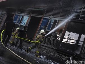 Kebakaran di Halte TransJakarta Tendean Padam Kebakaran di Halte TransJakarta Tendean Padam