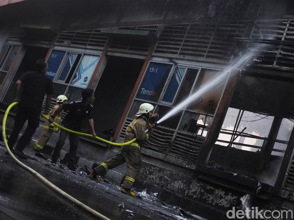 Momen Petugas Pemadam Kebakaran Padamkan Api di Halte TransJ Tendean