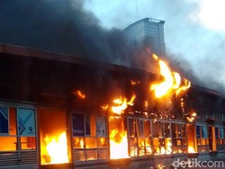 Penampakan Ngerinya Api Melalap Halte TransJ Tendean Jaksel