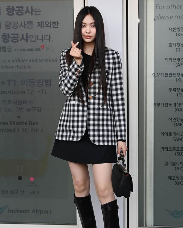 Hyein dengan blazer bermotif kotak-kotak dan rok/Foto instagram: hyeinnewjeans